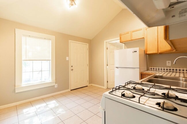 Building Photo - 330 Gem Ln