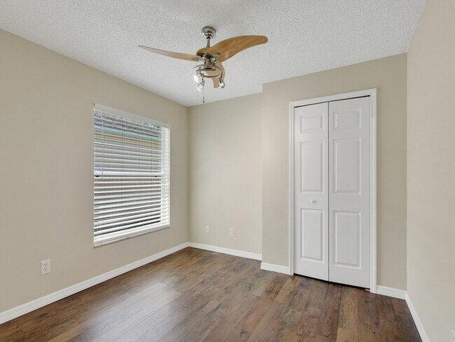 Building Photo - 962 E 13th Square