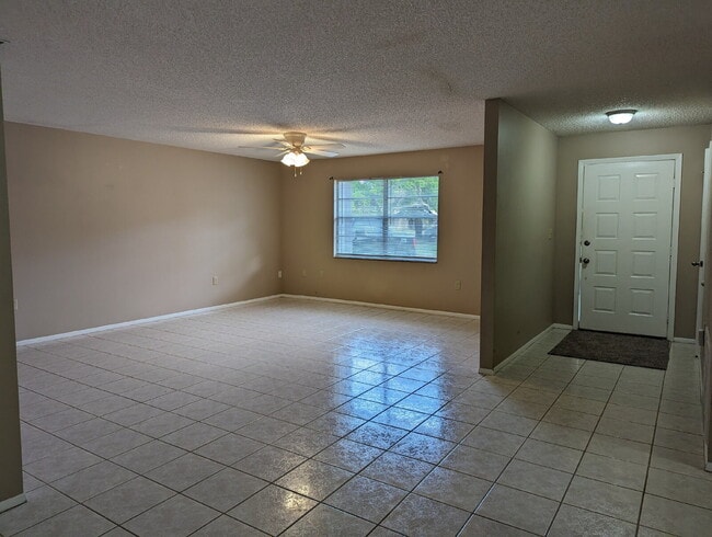 Building Photo - 3 Bedroom Home in Quiet Rockledge Suburb