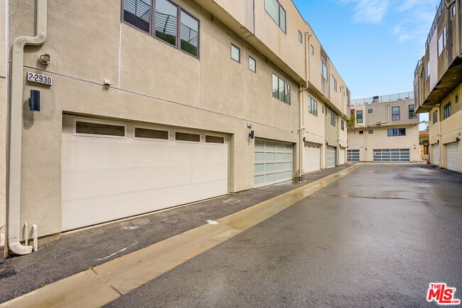 Building Photo - 2930 Rowena Ave