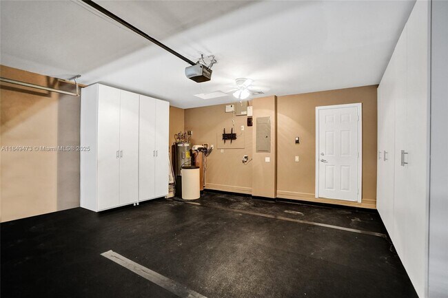 Building Photo - 1100 Chinaberry Dr
