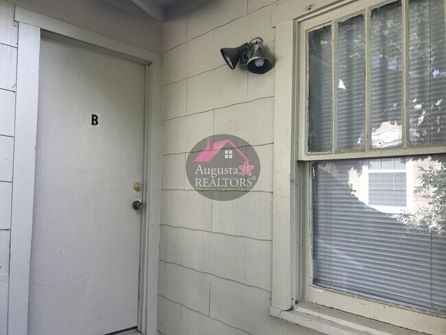 Building Photo - Adorable One Bedroom Duplex!