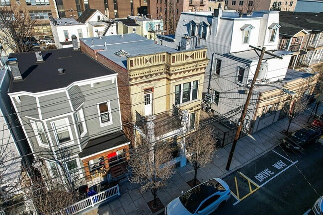 Building Photo - 722 27th St