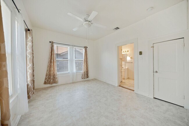 Building Photo - 2 Bedrooms and 1 Bathroom located in Denver Heights Subdivision