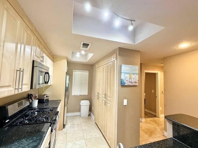 Building Photo - Meridian FURNISHED 2 BDR /2 BATH Luxury Co...