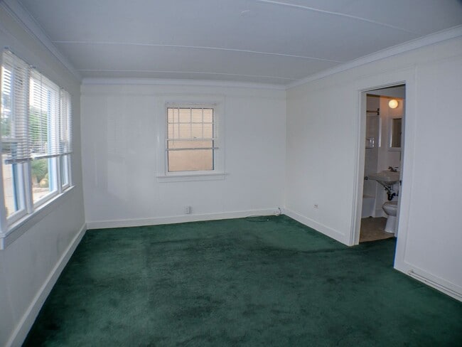 Building Photo - Historical Cottage!