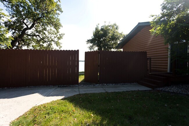 Building Photo - Furnished 2 Bedroom Home for Rent on Lake ...