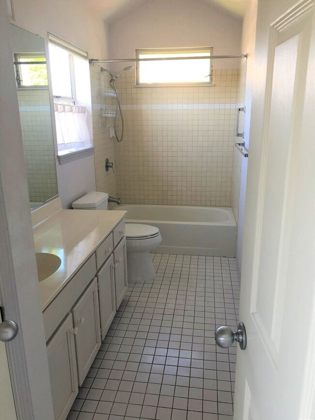 Building Photo - 2 Bedroom 2 Bath Town Home