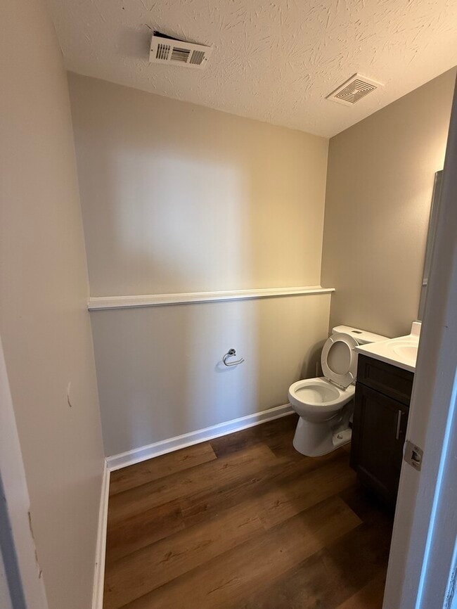 Building Photo - 2 Bedroom Townhome is Covington!