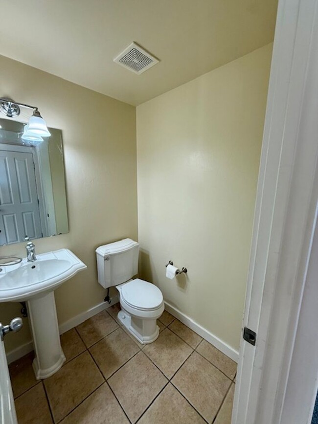 Building Photo - 3 Bedroom 3 Bathroom House Located Near a ...