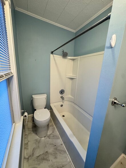 Building Photo - 10 Crescent Hl