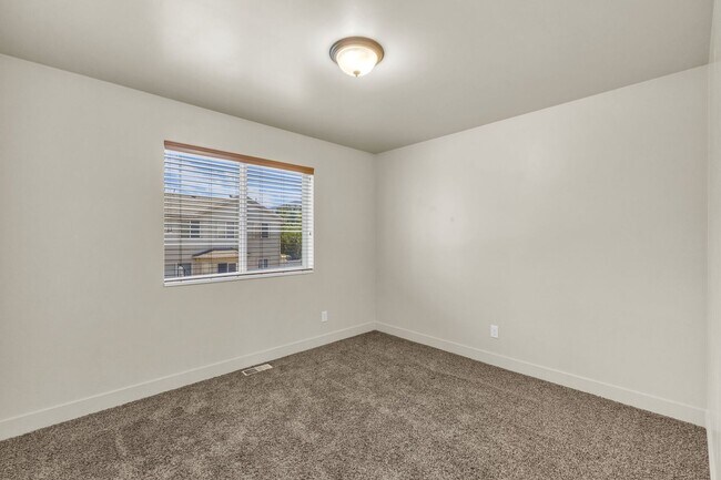 Building Photo - 4 Bedroom 3 Bathroom Home in Springville!