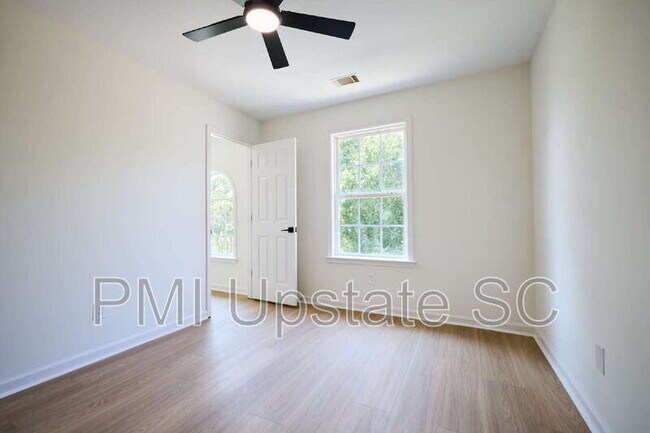 Building Photo - 307 Woodruff Lake Way