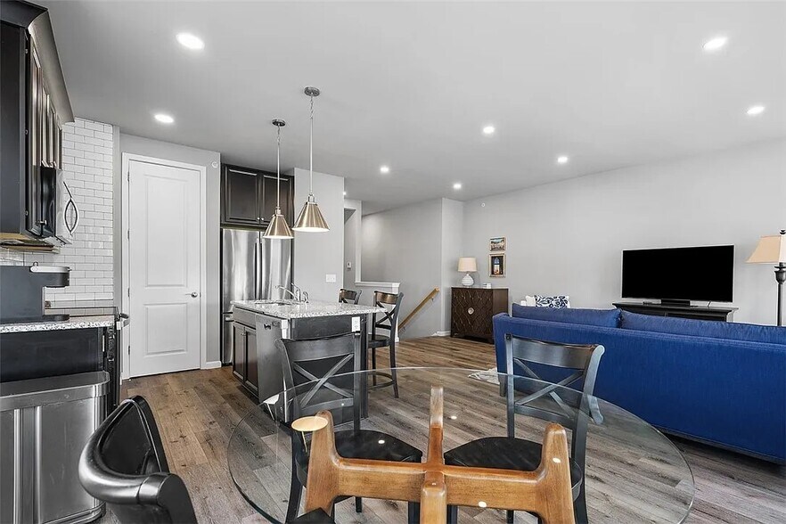 Building Photo - 303 Tillary Ln