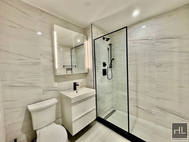 Building Photo - Stunning 1 bedroom with Condo finishes W/D and DW Lare Private Outdoor space close to the N line