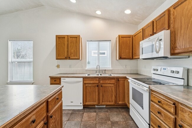 Building Photo - 13402 W Persimmon St