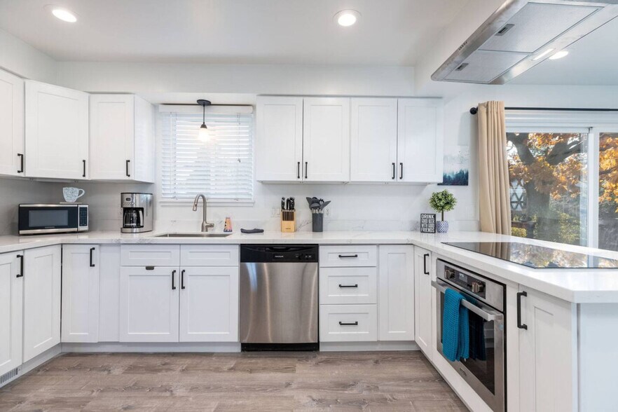 Building Photo - 2548 Cavalier Dr