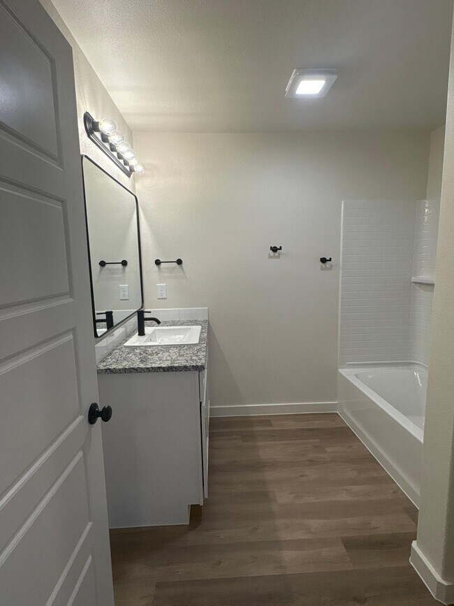 Building Photo - 2513 Kenwood Ave