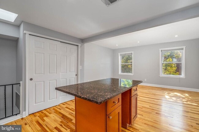 Building Photo - 2225 Mt Vernon St