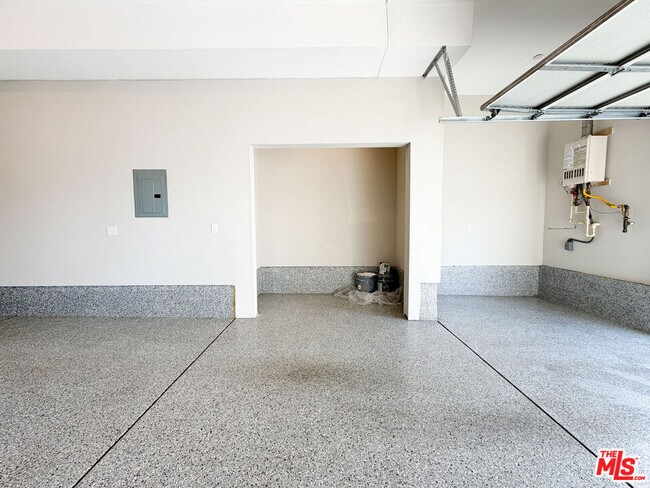 Building Photo - 5651 Willowcrest Ave