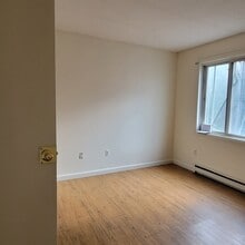 Building Photo - 384 College St