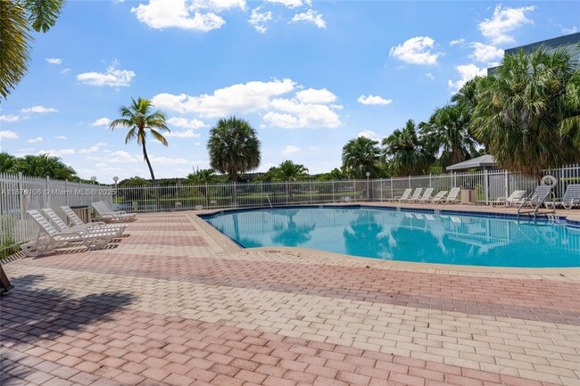 Building Photo - 9365 Fontainebleau Blvd