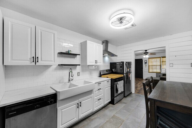 Building Photo - 1913 NW Baldwin Ave