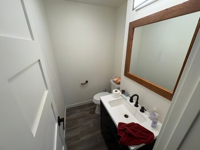 Building Photo - 216 E 7th St