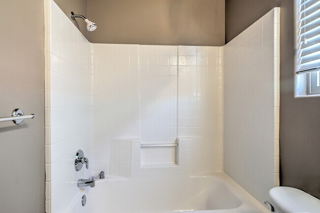 Building Photo - Beautiful Coral Canyon Home with Modern Up...