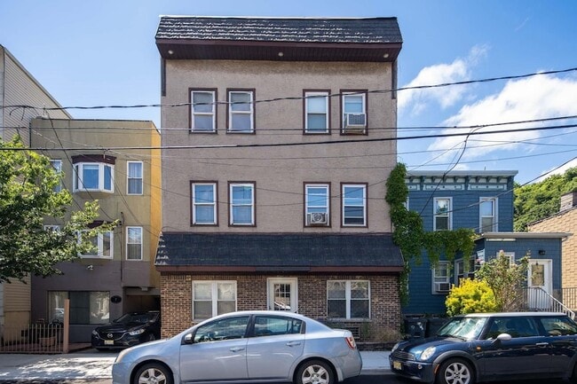 Building Photo - 9 Grand St