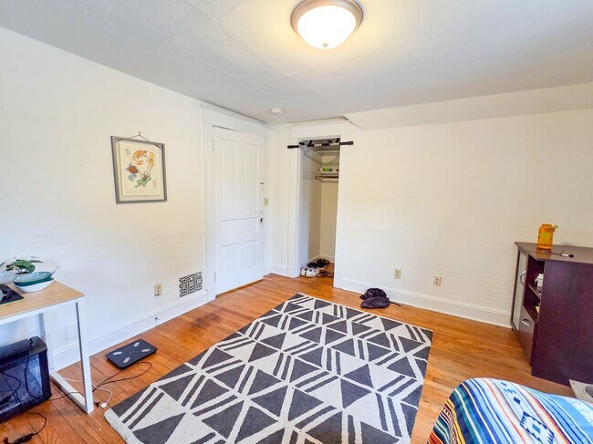 Building Photo - 1113 Drake St