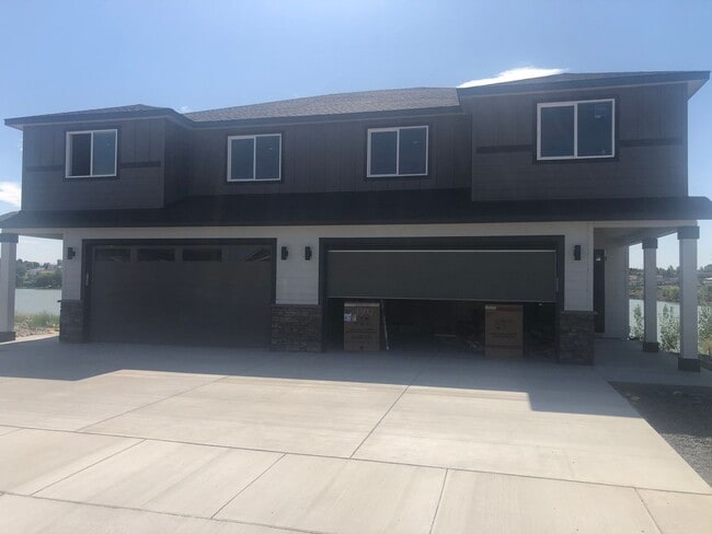 Primary Photo - 1417 W Lakeside Dr