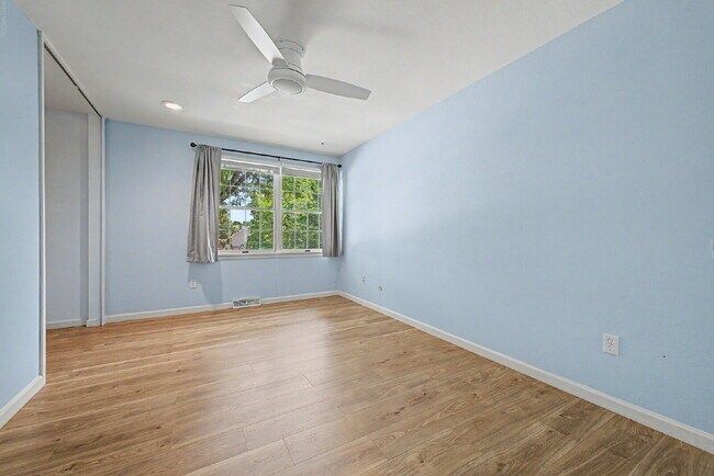 Building Photo - "Spacious 4-Bedroom Oasis with 4 Full Baths in Prime Englewood Location – 3306 Sq. Ft. of Comfort...