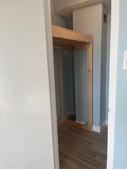Walk-in Closet - 3101 S Manchester St