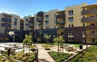 Building Photo - 200 E 10th St