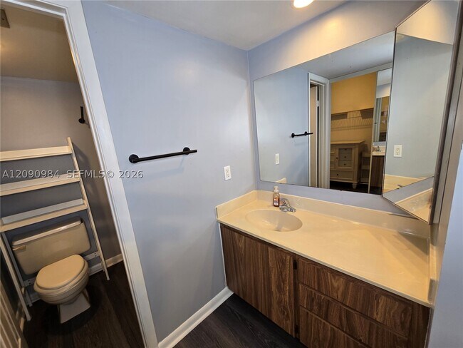 Building Photo - 1526 Whitehall Dr
