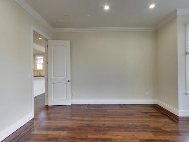 Building Photo - 1121 Green St