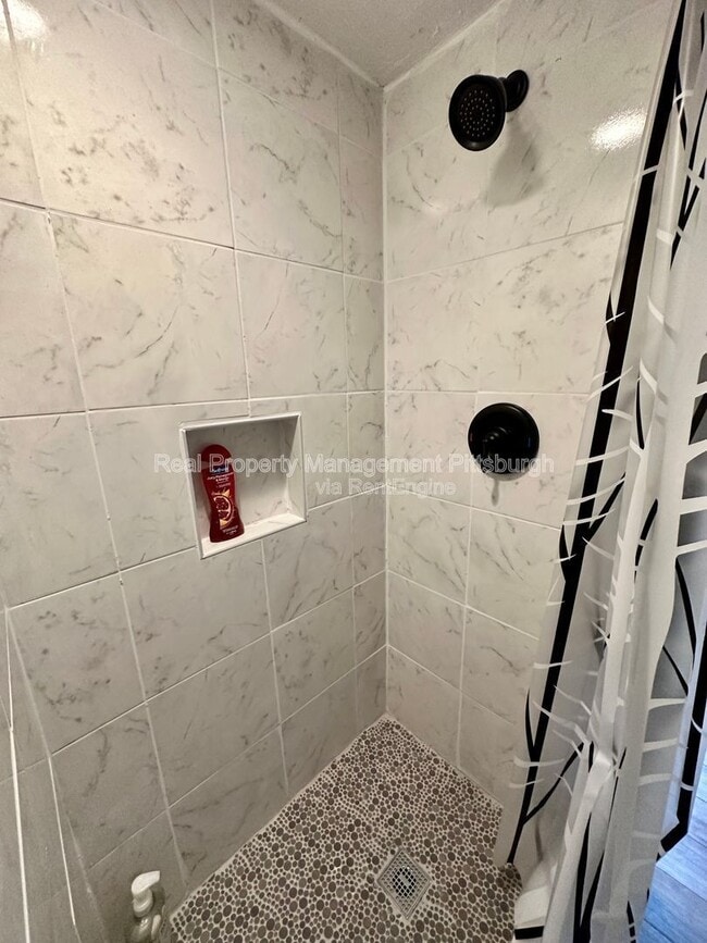 Building Photo - 320 Greenfield Ave