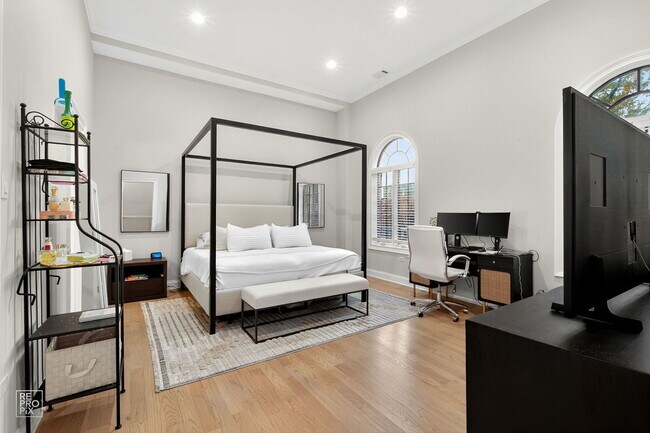 Building Photo - 1526 W Monroe St