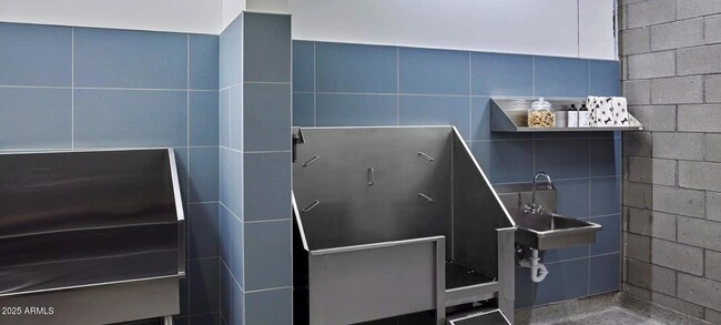 Building Photo - 817 N 6th St