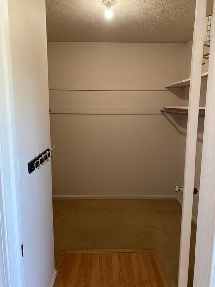 Building Photo - 6970 Carriage Hill Dr