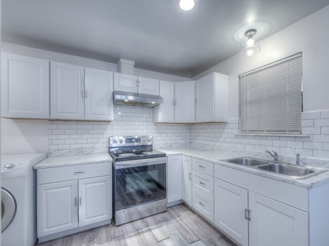 Building Photo - Spacious 3 Bedroom, 2 Bath Duplex with Garage, Washer & Dryer Included – Move-In Ready!