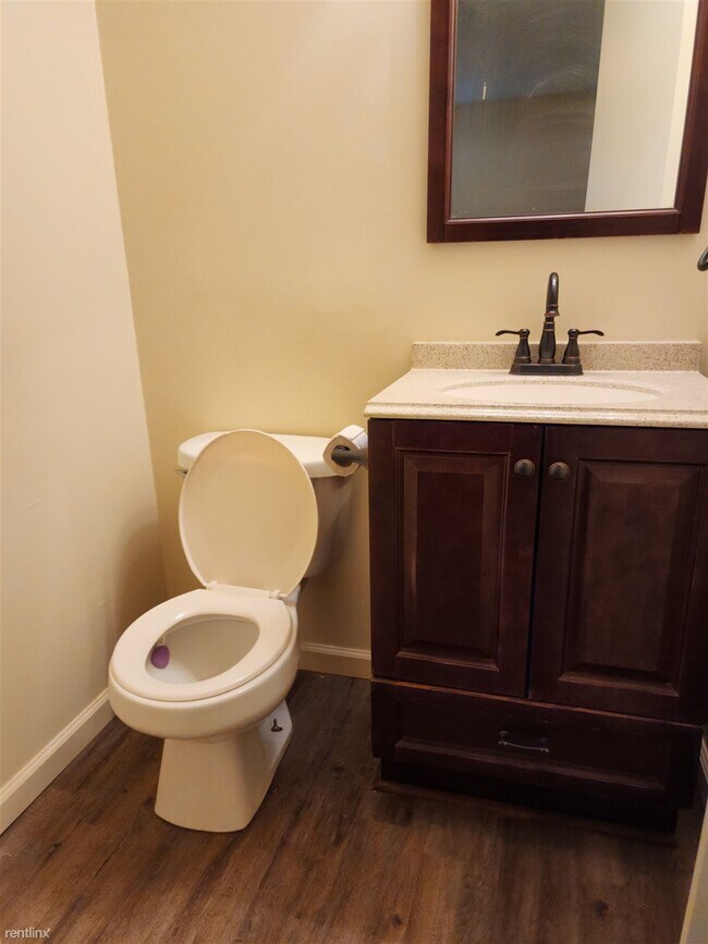 Building Photo - 3 br, 1.5 bath Duplex - 8 Hawthorne Place 10