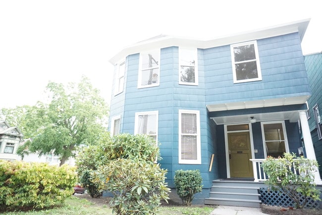Building Photo - 702 6th Ave