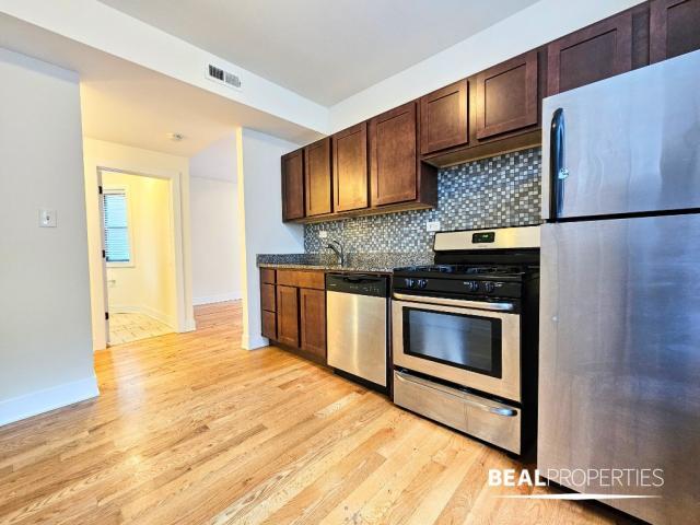 Building Photo - 2 bedroom in CHICAGO IL 60613