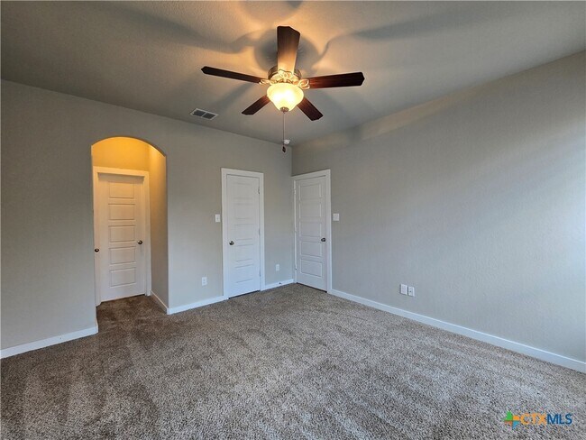 Building Photo - 526 Creekside Frst