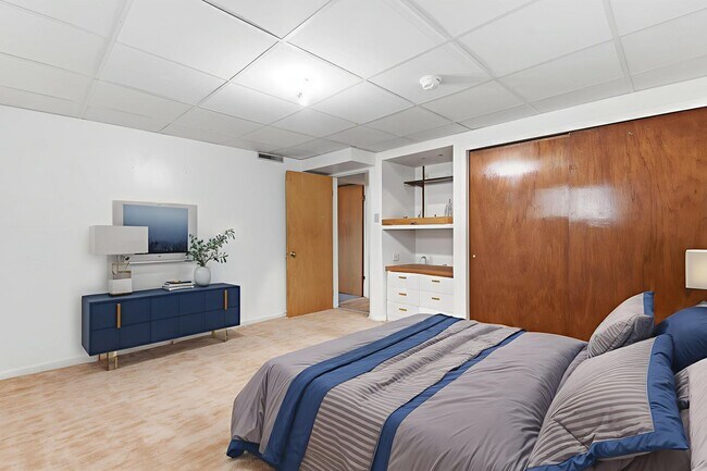 Building Photo - Sunnyside single family home with oversized 2 car garage