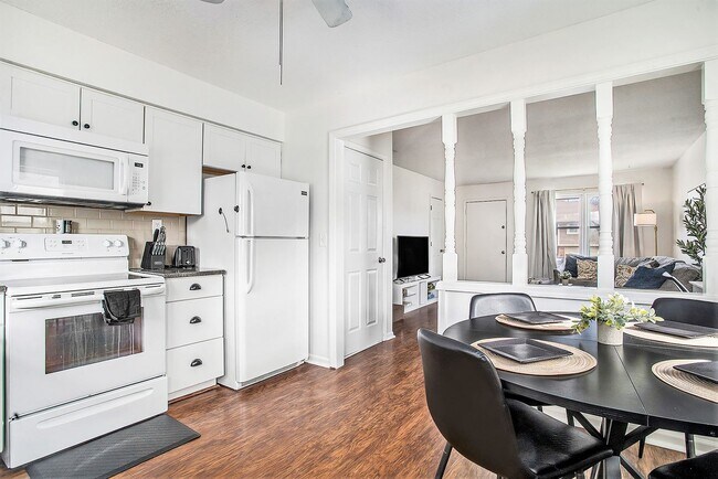 Building Photo - 3-Bed, 1.5-Bath huge duplex in Blue Springs!