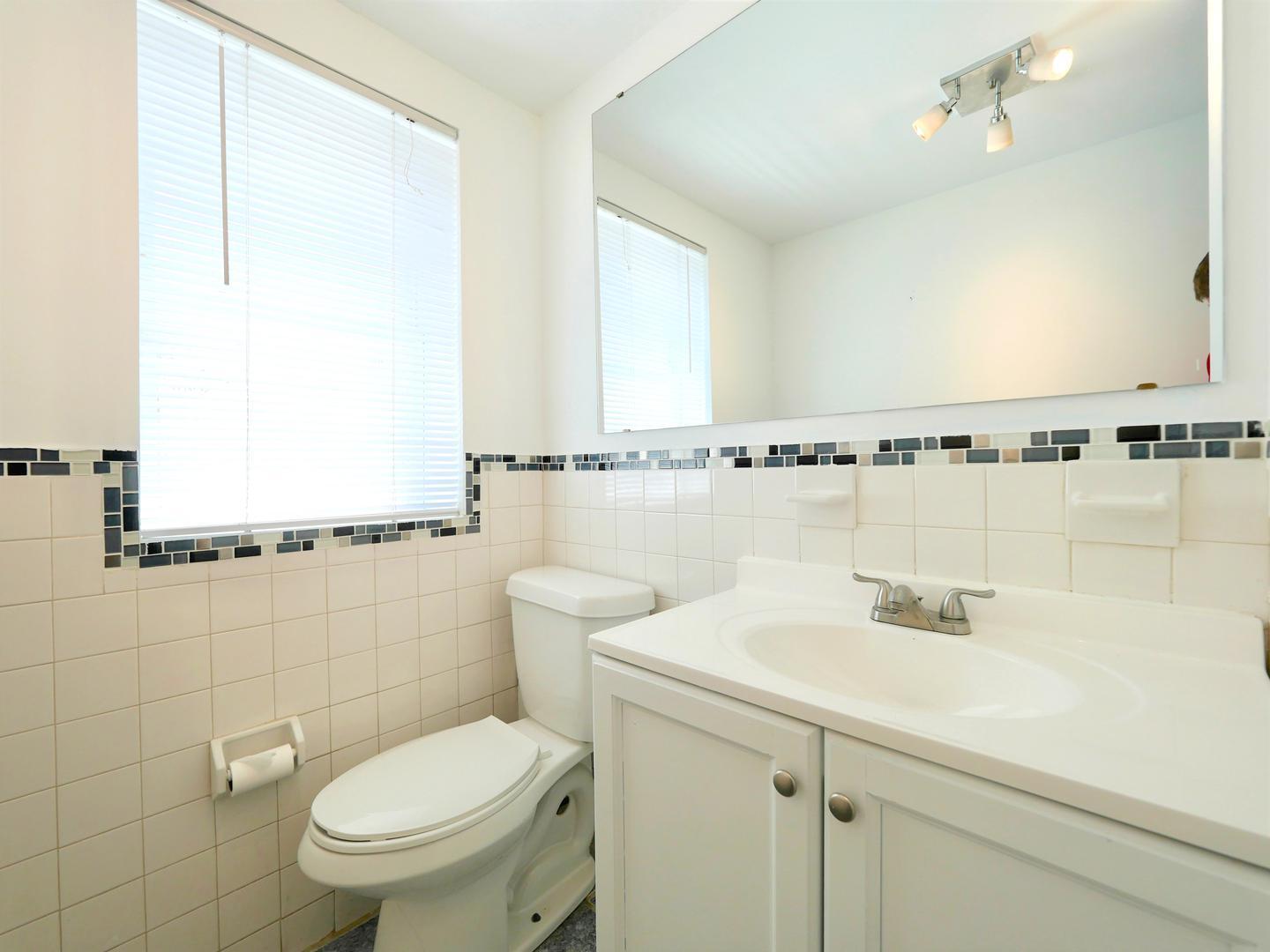 Building Photo - Elegant H Street Corridor townhouse minutes from downtown