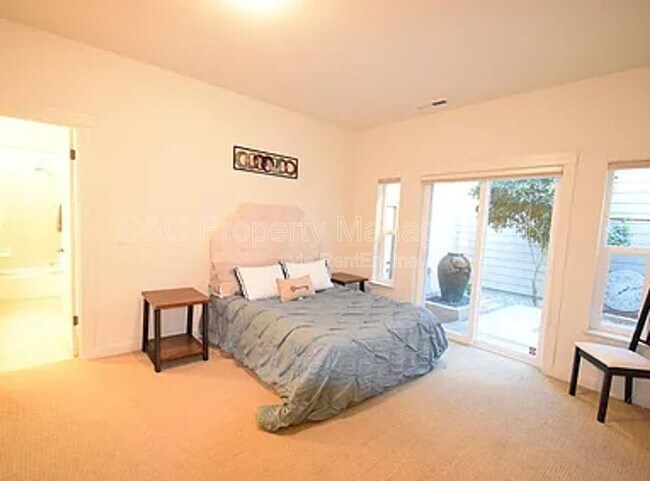 Building Photo - 2527 N Village Dr